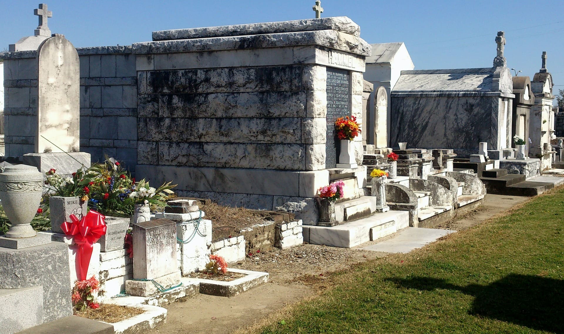 Complete Guide To Grave Liners & Burial Vaults - How To Decide